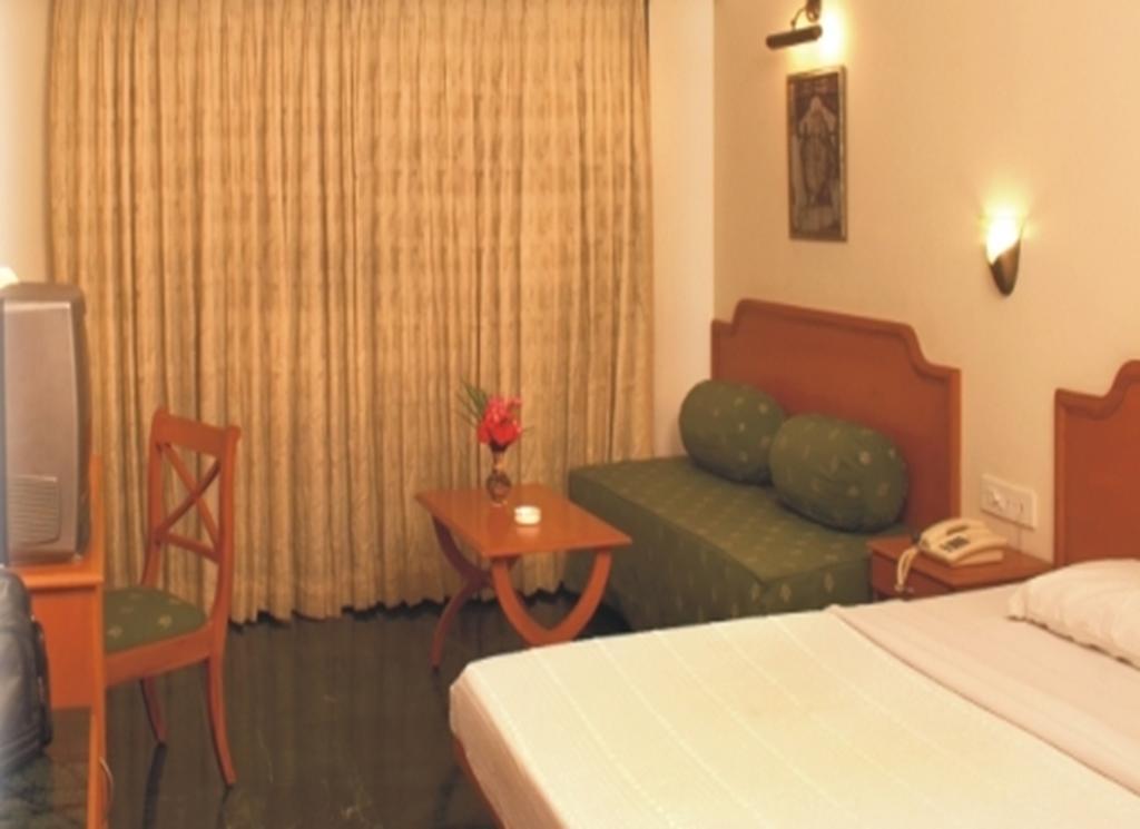 Renest Shraddha Inn - Shirdi Room photo